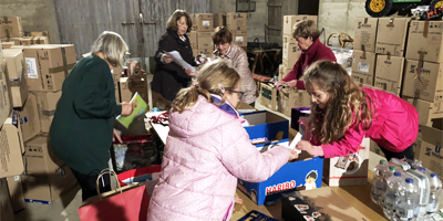 Weihnachtstütensammeln 2018 25 Vorschaubild - Eifriges Arbeiten im Lager bei Familie Haas Schrobenhausen