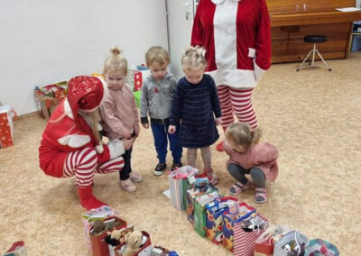 Die ersten Kinder inspizieren die Geschenktüten Radastele 2021