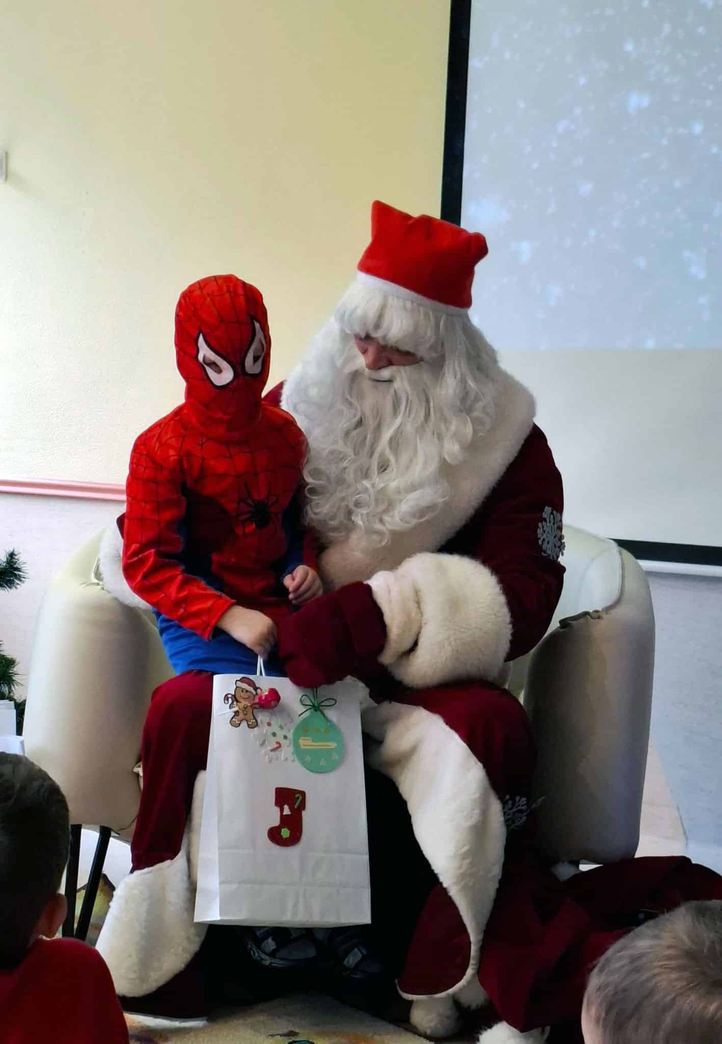Nikolaus mit Kind im Batman-Kostüm