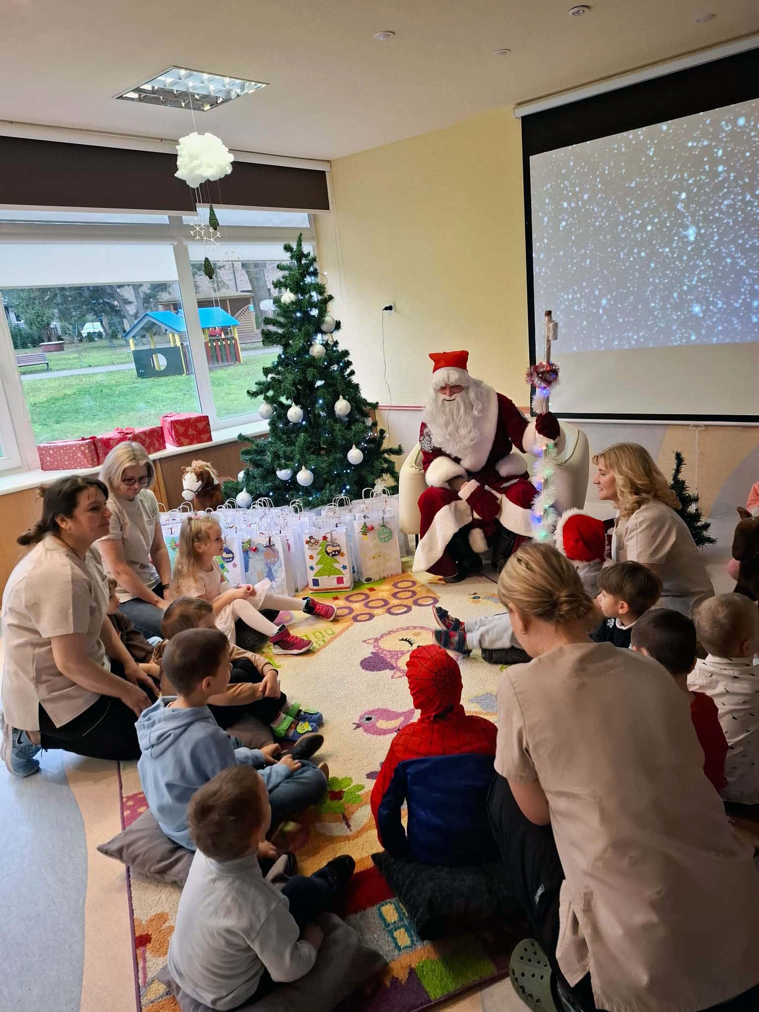 Nikolaus mit Kindern im Kreis