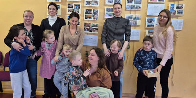 Kinder und Lehrer aus der St. Rochus Schule vor einer Fotowand