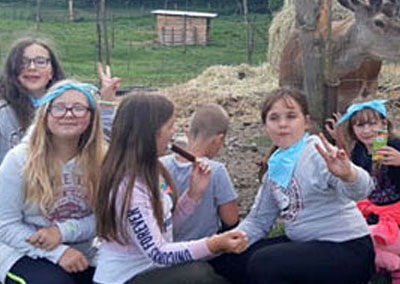 Fröhliche Kinder auf einer Wiese